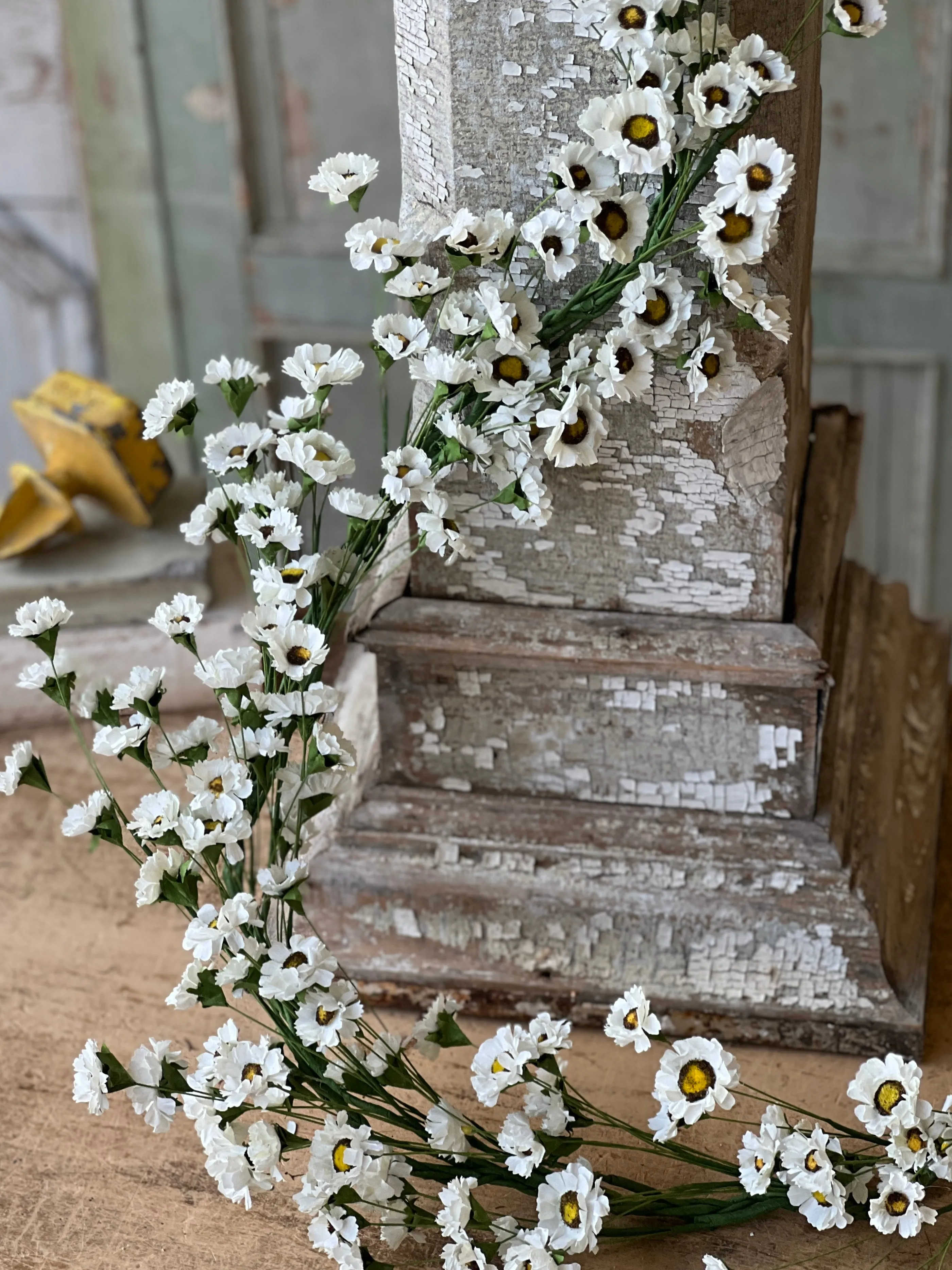 Fairchild Daisy Garland | 6' | NOT CURRENTLY IN STOCK-New For Spring 2025!